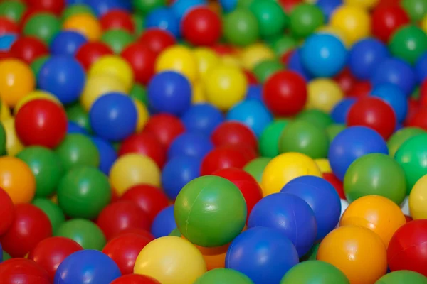 Bir sürü renkli plastik oyun topları