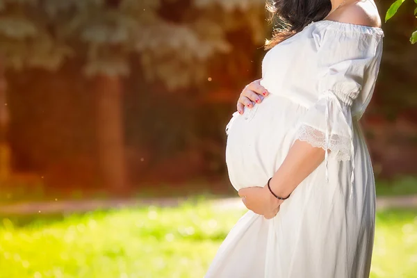 Giovane bella donna incinta all'aperto — Foto Stock