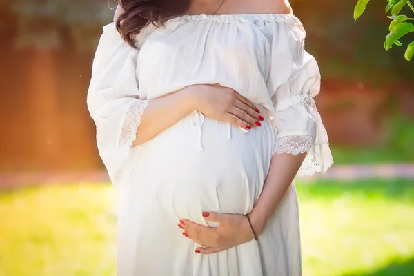 Jonge mooie zwangere vrouw buitenshuis — Stockfoto