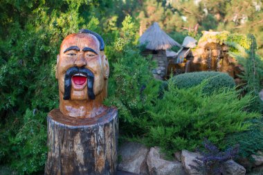 heykel yapılmış ahşap ve güzel peyzaj