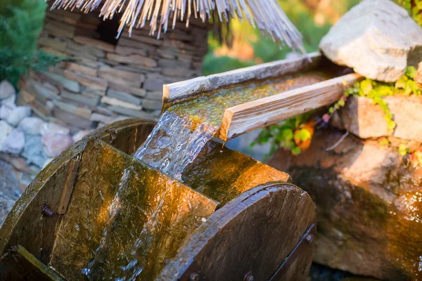 su döner ahşap tekerlek