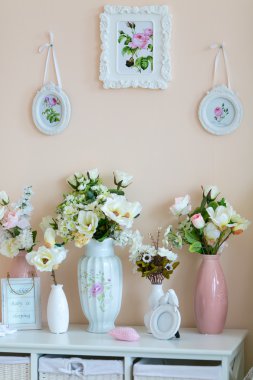 Beyaz bir zarf üzerinde çiçekli vazo