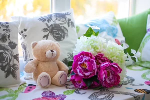 oyuncak ayı ve pencere pervazı çiçekler