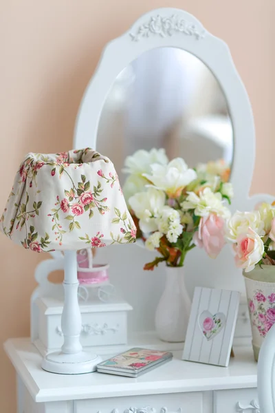 Um vaso com flores em um envelope branco — Fotografia de Stock