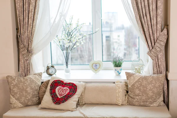 Yastıklar pencere ve plastik pencere