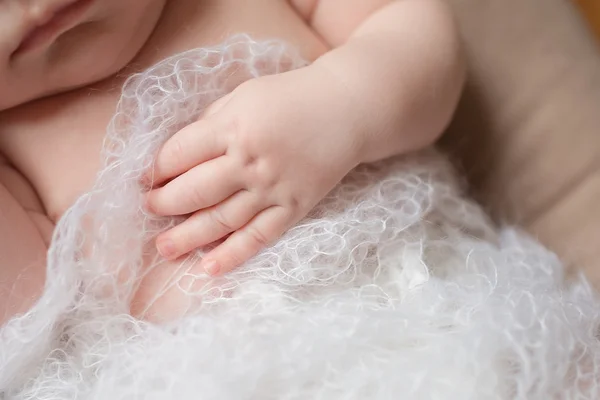 Yeni doğmuş bir kızın şirin el