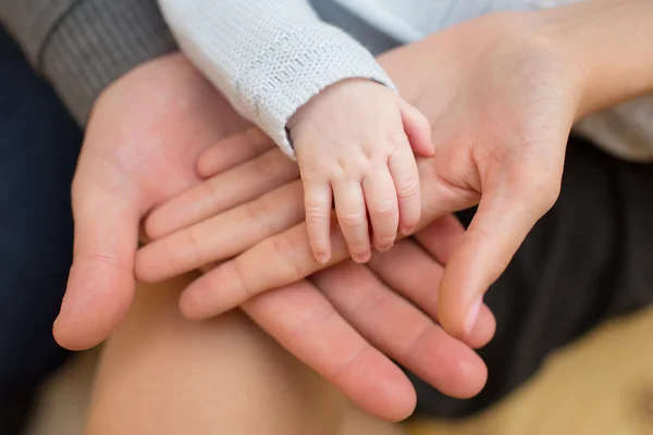 Annem ve babam onların elinde bir küçük yeni doğan bebeğin elini tut