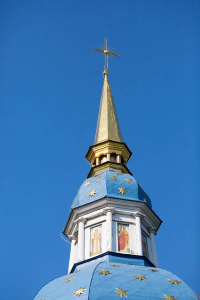 The dome of an orthodox temple against the blue sky — Stock Photo, Image
