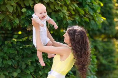 parkta güzel bir anne ile yeni doğan bir bebek