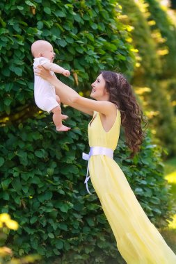 parkta güzel bir anne ile yeni doğan bir bebek