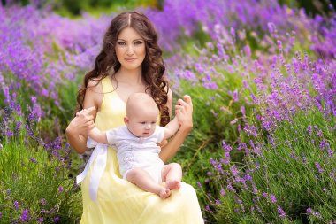 parkta güzel bir anne ile yeni doğan bir bebek