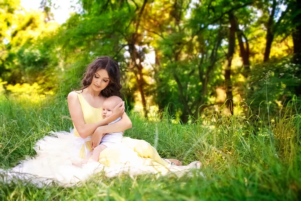 Новонароджена дитина з прекрасною матір'ю в парку — стокове фото