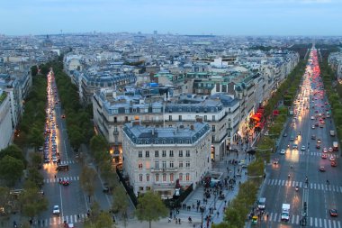 gece araba ile şehir sokaklarında