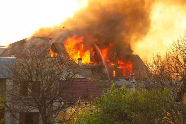 горящий дом, огни на крыше, огни пламени
