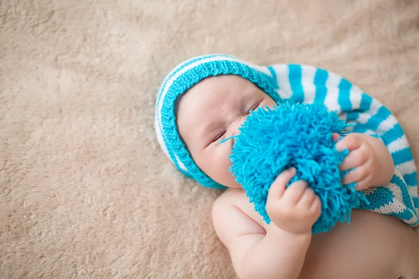 komik bir şapka içinde şirin bebek