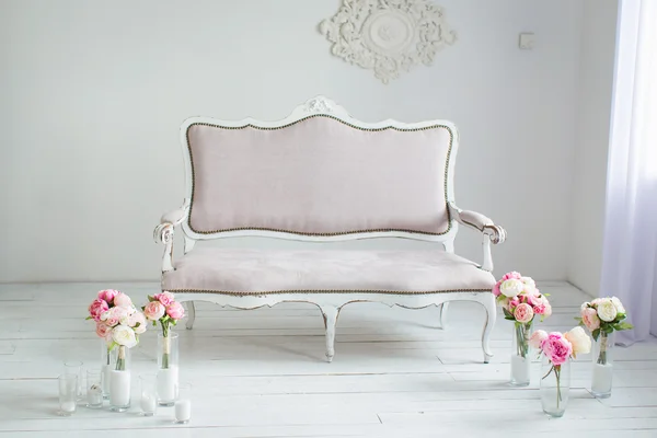 Bel intérieur - canapé blanc et fleurs dans des vases — Photo