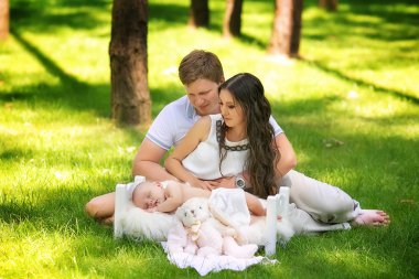 parkta bir bebek ile güzel aile