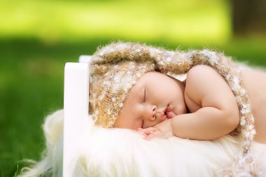 doğada gülümseyen bir çocuk portresi