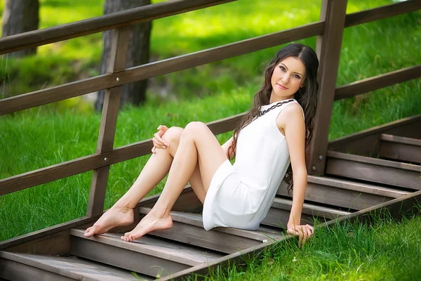 Retrato de uma menina bonita sobre a natureza no verão — Fotografia de Stock