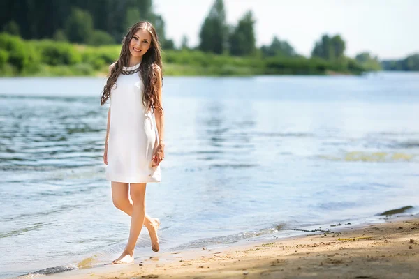 Портрет красивої дівчини на природі влітку — стокове фото