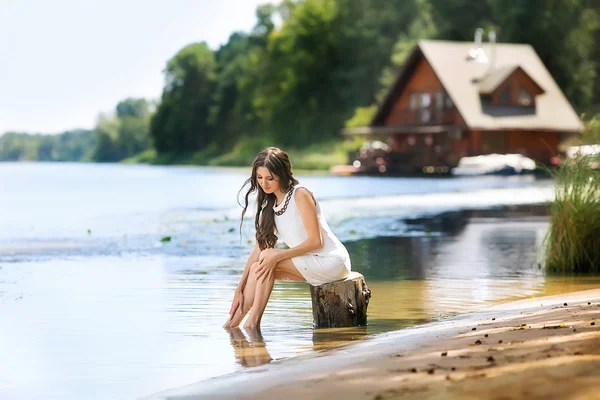 Портрет красивої дівчини на природі влітку — стокове фото