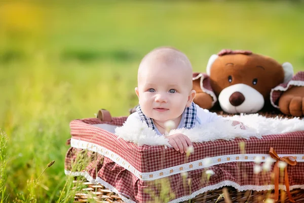 Retrato de un niño sonriente en la naturaleza — Foto de Stock