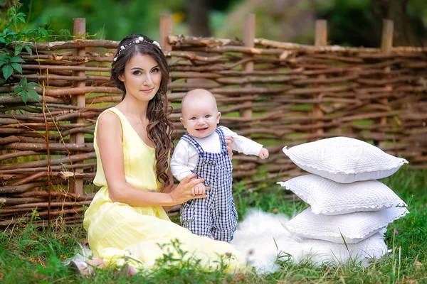 Parkta bir bebek ile güzel aile — Stok fotoğraf