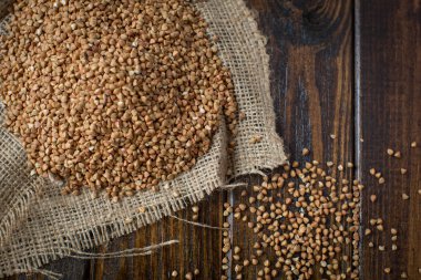 Buğday bir ahşap arka plan üzerine serpilir