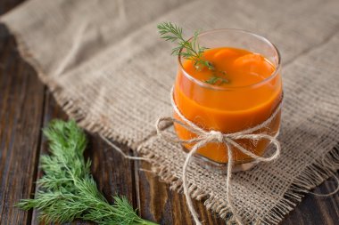 Taze havuç suyu ahşap arka plan üzerinde