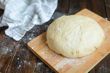 Toz alma un ile hamur rustik ahşap arka plan üzerinde topu