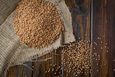 Buğday bir ahşap arka plan üzerine serpilir