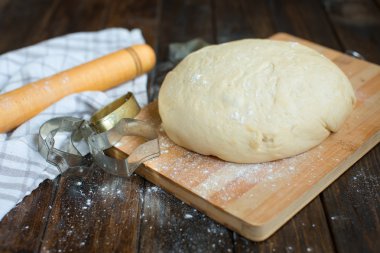 Toz alma un ile hamur rustik ahşap arka plan üzerinde topu