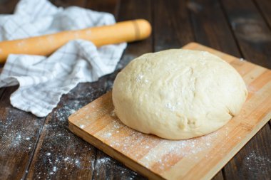 Toz alma un ile hamur rustik ahşap arka plan üzerinde topu