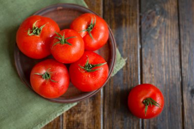 ahşap rustik zemin üzerine domates sulu ve güzel