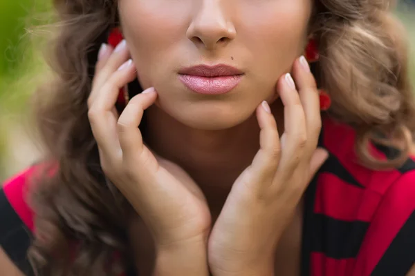 Красиві жіночі губи і рука — стокове фото