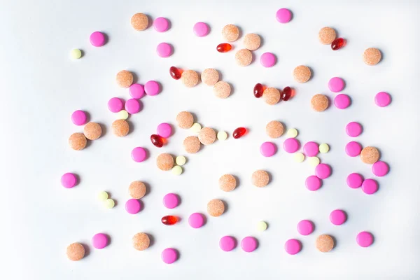 Много разных лекарств таблетки над белым, изолированные от фона — стоковое фото