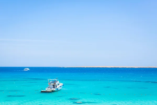 Beau paysage marin - plage, mer, ciel, yachts, navires — Photo