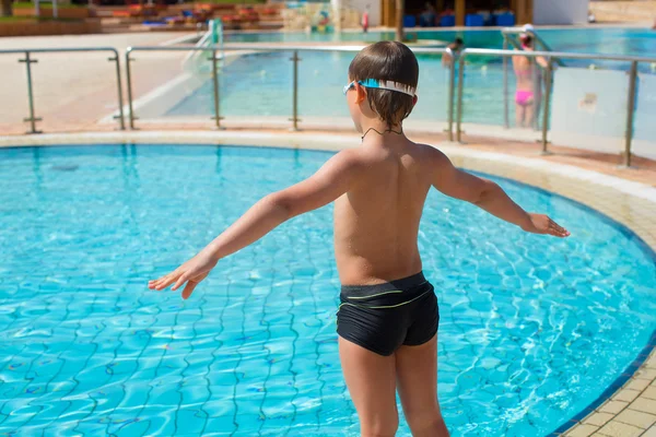 Çocuk dalış bir havuza