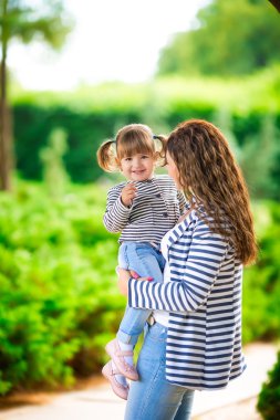 Mutlu anne ve kızı. Kız anne ve çocuk. Mutlu bir aile. 
