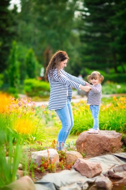 Mutlu anne ve kızı. Kız anne ve çocuk. Mutlu bir aile. 