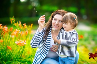 Mutlu anne ve kızı. Kız anne ve çocuk. Mutlu bir aile. 