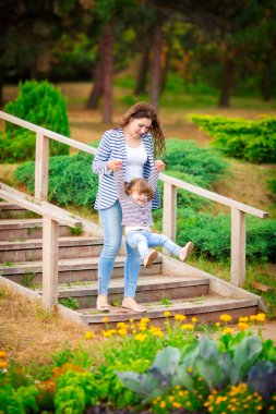 Mutlu anne ve kızı. Kız anne ve çocuk. Mutlu bir aile. 