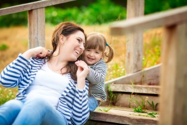 Mutlu anne ve kızı. Kız anne ve çocuk. Mutlu bir aile. 