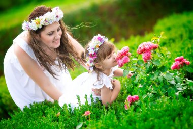 Mutlu anne ve kızı. Kız anne ve çocuk. Mutlu bir aile. 