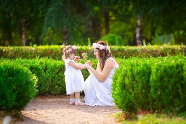 Mutlu anne ve kızı. Kız anne ve çocuk. Mutlu bir aile. 