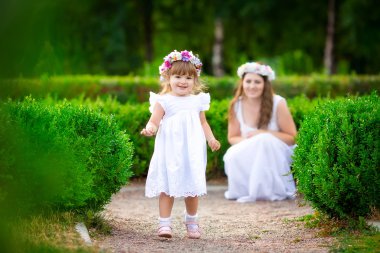 Mutlu anne ve kızı. Kız anne ve çocuk. Mutlu bir aile. 