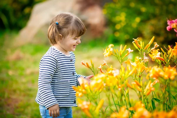 Gülümseyen küçük bir kızın portresi