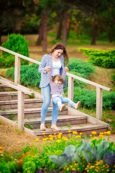 Mutlu anne ve kızı. Kız anne ve çocuk. Mutlu bir aile. 