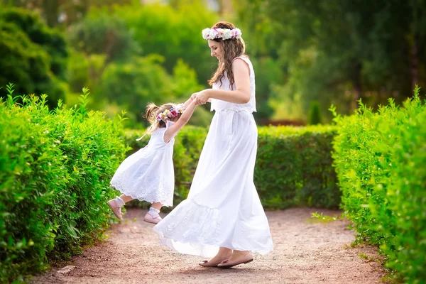 Mutlu anne ve kızı. Kız anne ve çocuk. Mutlu bir aile. 