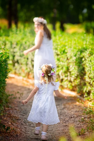 Mutlu anne ve kızı. Kız anne ve çocuk. Mutlu bir aile. 